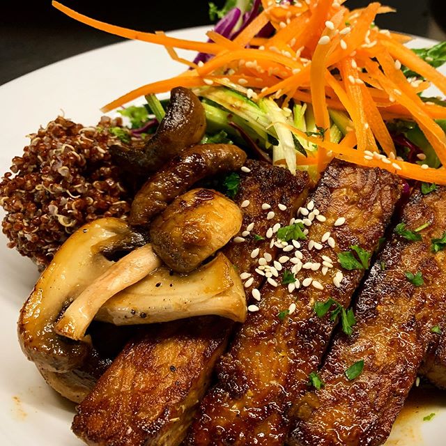 Today we feature our  Good Karma Bowl!  Grilled organic tempeh, sautéed cremini mushrooms, quinoa tabouleh and a spinach Kale salad dressed with our delicious Sesame Ginger Dressing! Another Señor Veggie original. See you in South Town! #whatveganeats #safood #safoodies #quinoa #tempeh #kale #sesamegingerdressing #theflyingtempehbros